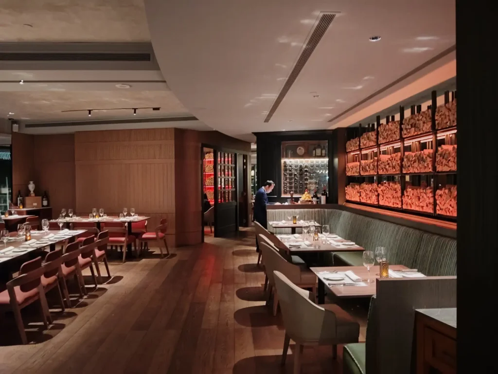 wooloomooloo-steakhouse-singapore-dining-room-interior-ambience