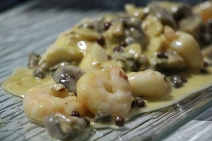 Fried fish fillet with prawns, with a cream of mushroom sauce