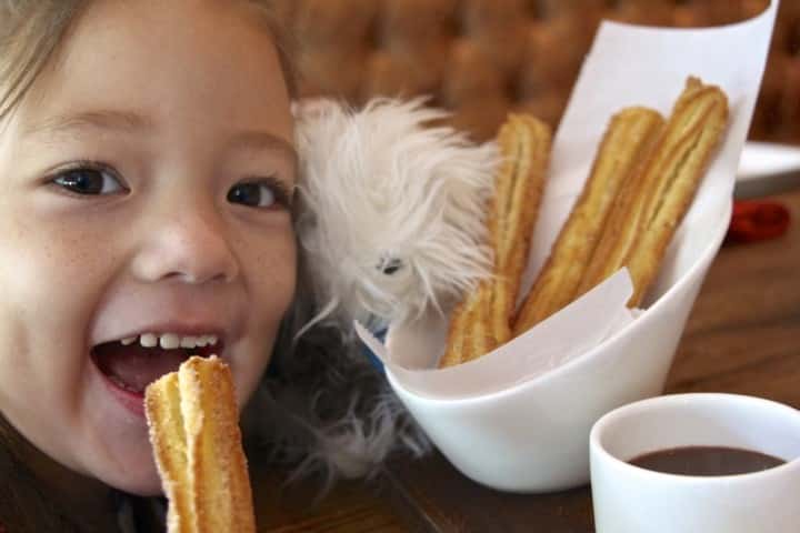 Churros con chocolate x2 – Spanish donuts basically, but long and star shaped and dusted with cinnamon sugar and served with dark, rich, cocoa intense, chocolate dipping sauce