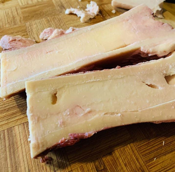 4 big lumps of bone marrow from Meat Collective. They are a thing of beauty. I believe this is the Femur of a cow. Yummy femur! That white stuff in the middle is the bone marrow. Creamy, fatty goodness… FAT = FLAVOUR!!!