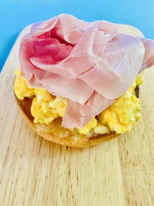 Scrambled Egg & Ham Brekkie Bagel