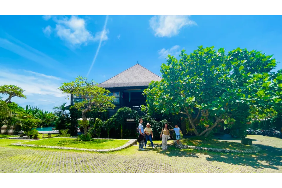 Mana Uluwatu Restaurant Outside Entrance