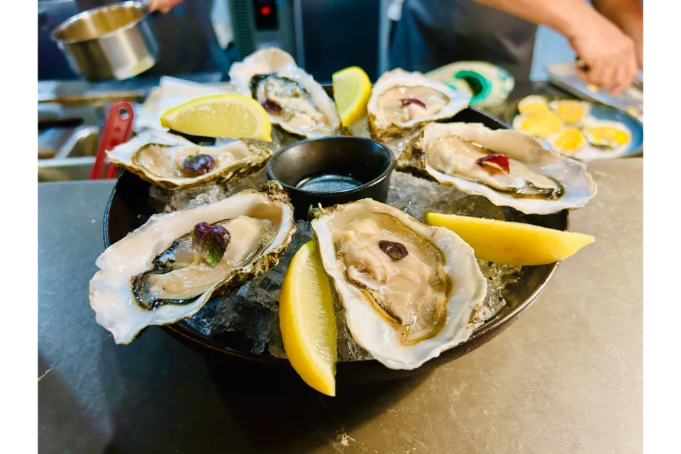 raw oysters at bar a thym