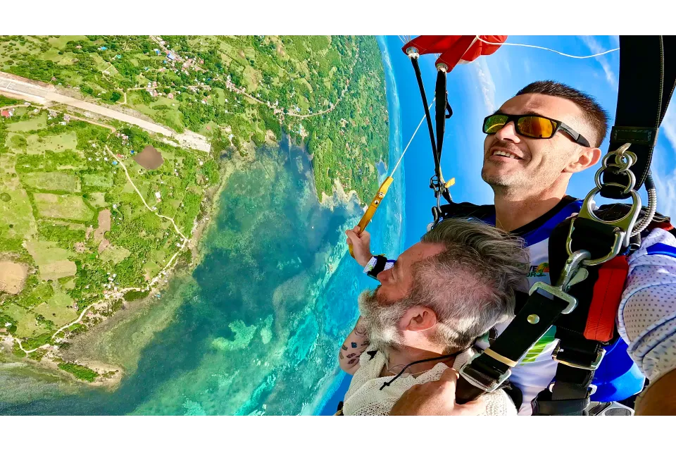 skydive siquijor kirill and me spinning