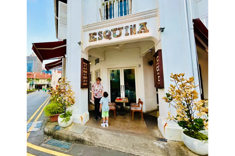 esquina restaurant exterior