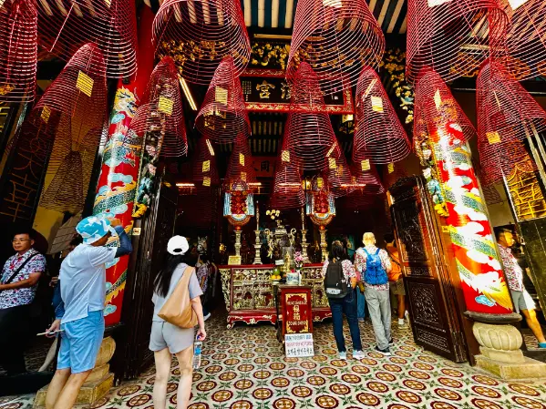 what to do in hoi an chinese temple buddhist everywhere