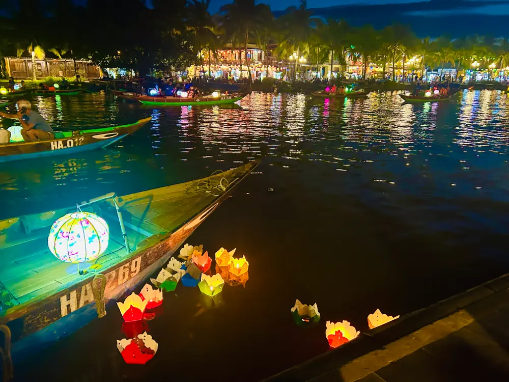 what to do in hoi an floating lanterns