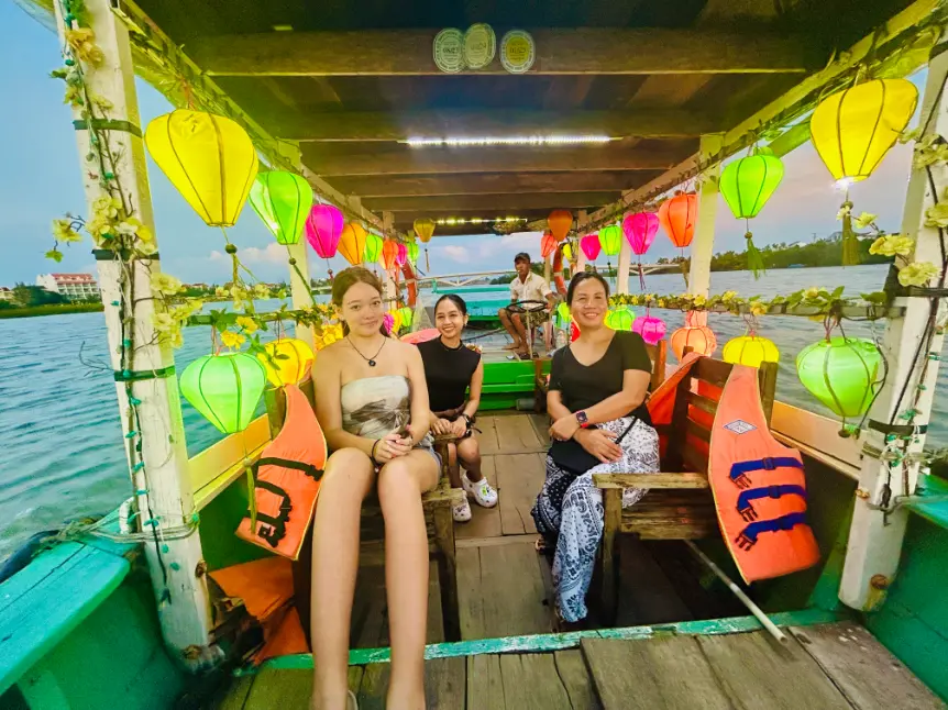 what to do in hoi an girls on the boat